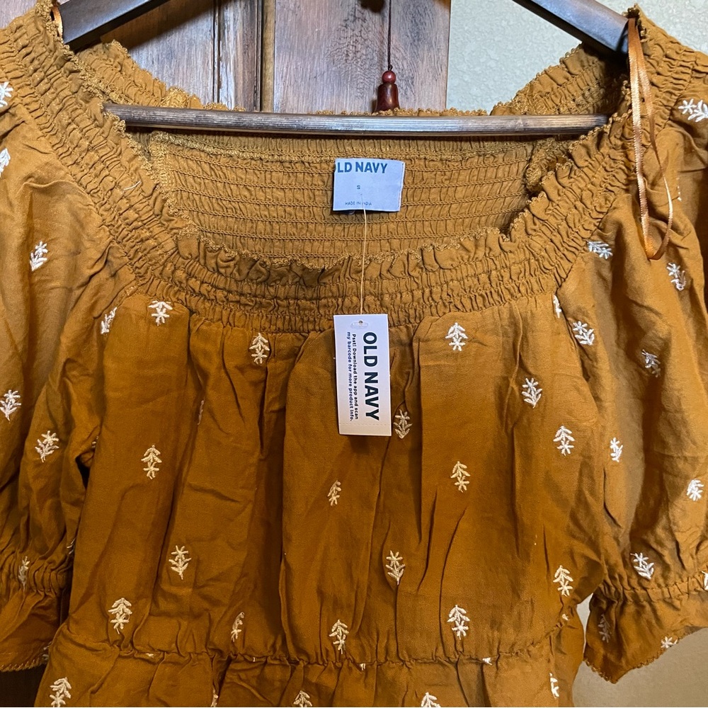 *New* Old Navy Embroidered Top Size S - Picture 3 of 5